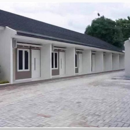 Syukur Guesthouse Syariah Near Exit Toll Cikopo Redpartner Cikampek Exteriör bild